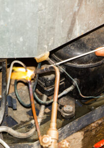 Buscando por Conserto de Adega Climatizada em Santo André? servico-conserto-geladeira (2)