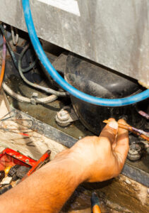 Buscando por Conserto de Adega Climatizada em Santo André? servico-conserto-geladeira (4)